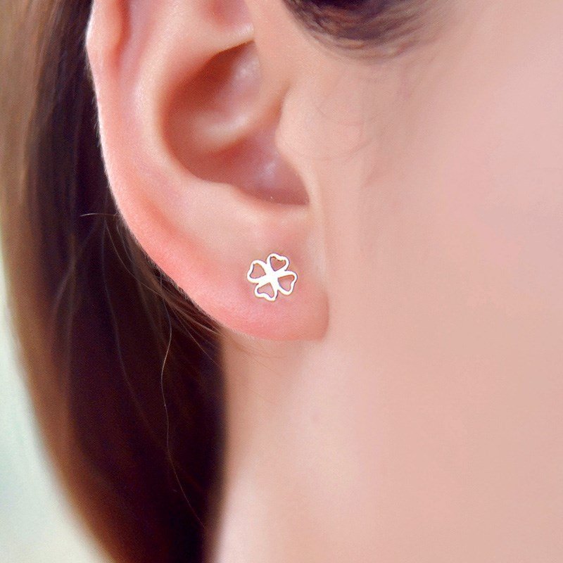 Hollow four-leaf clover silver needle earrings women's day simple temperament ear fitting jewelry earrings