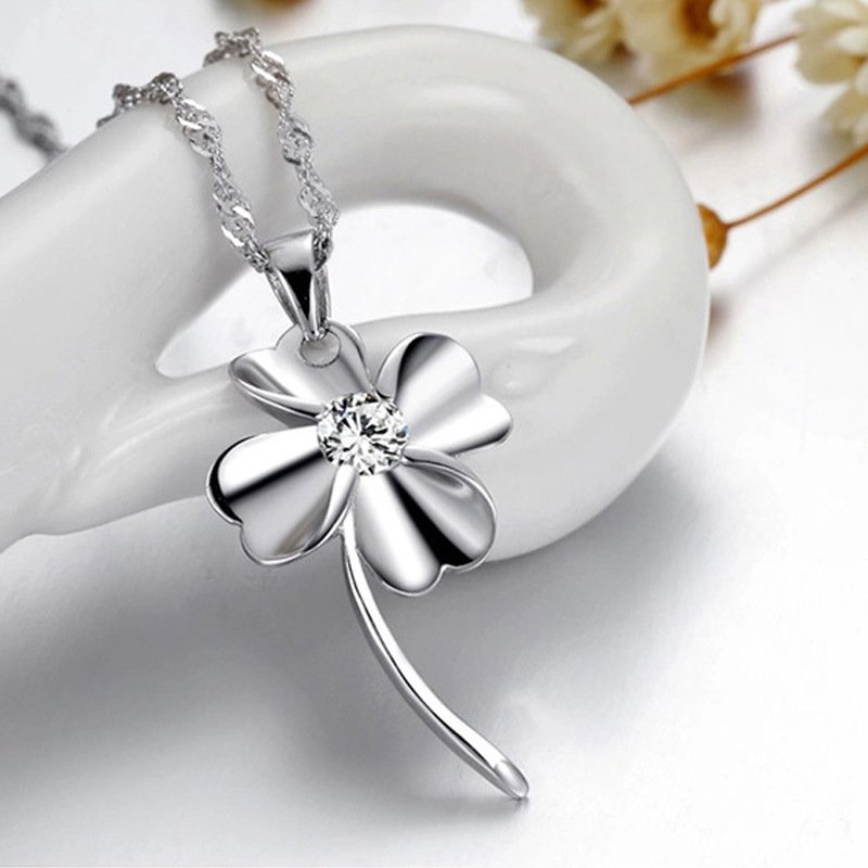 Four Leaf Clover Necklace White Gold Diamond Pendant Clover Pendant Women's Short Clavicle Chain Sweater Chain